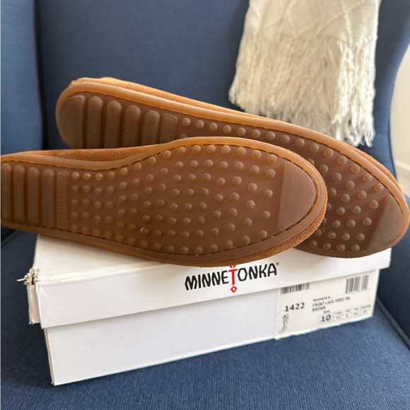 Minnetonka Women's Brown Lace Up Fringe Boots - Picture 3 of 3